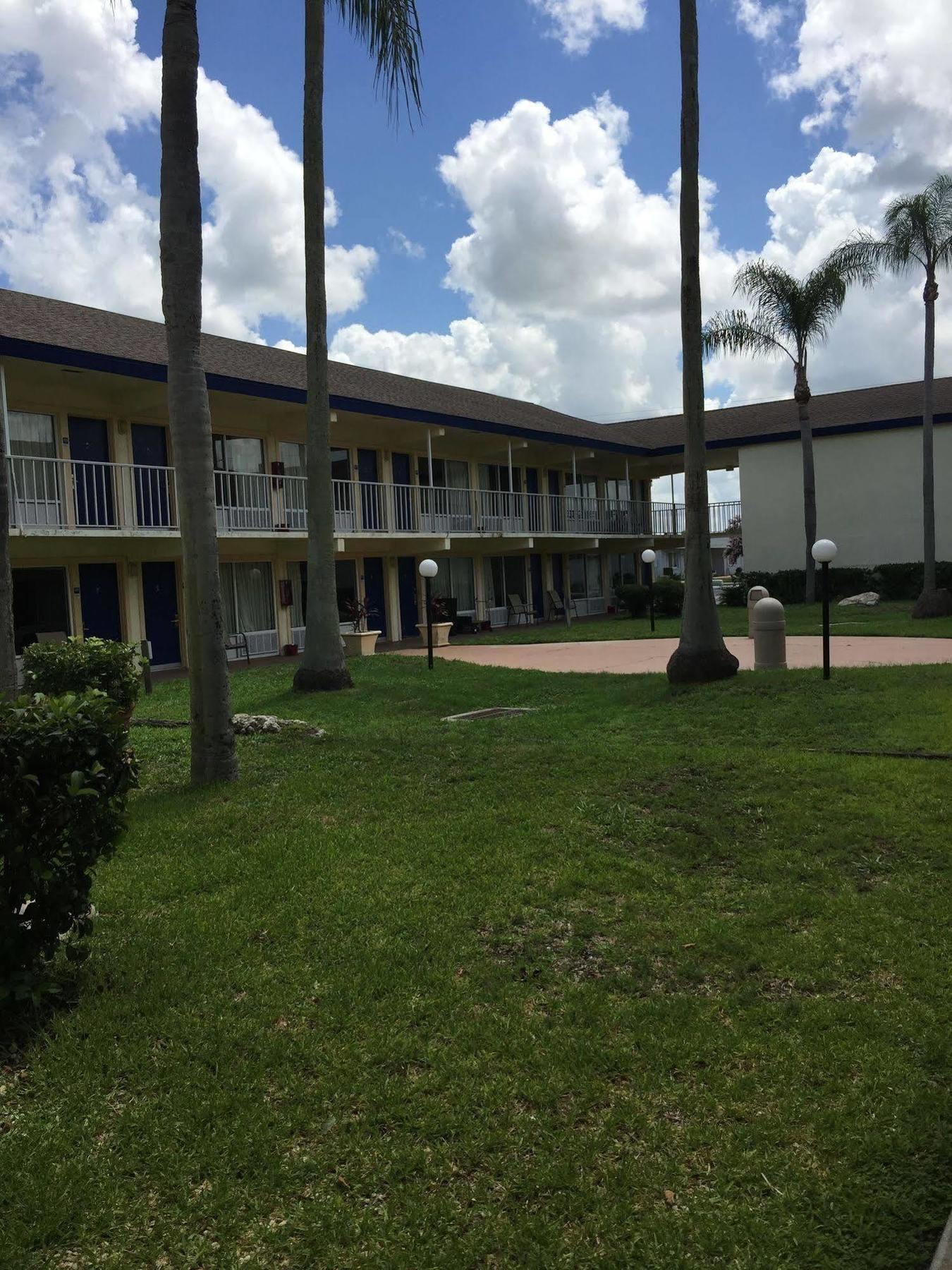 Rodeway Inn Sun City Center Esterno foto